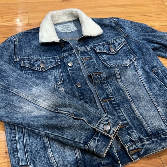 Vintage distressed boxy jean jacket - Picture 3 of 3